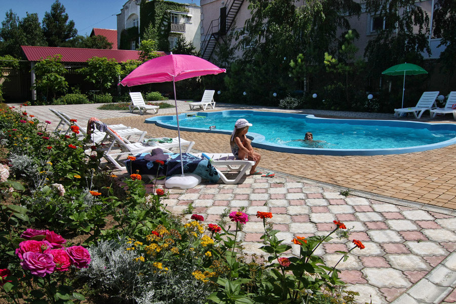 Отель Крыма у моря с бассейном недорого