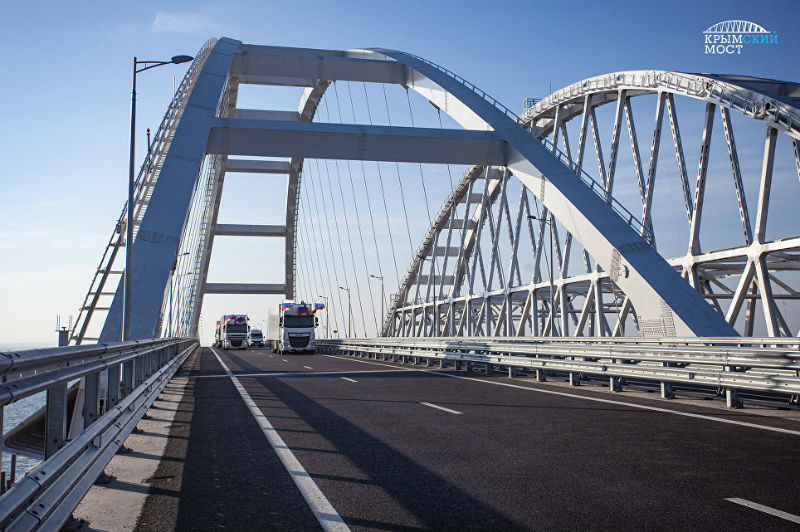 Крымский мост открыт для грузовиков